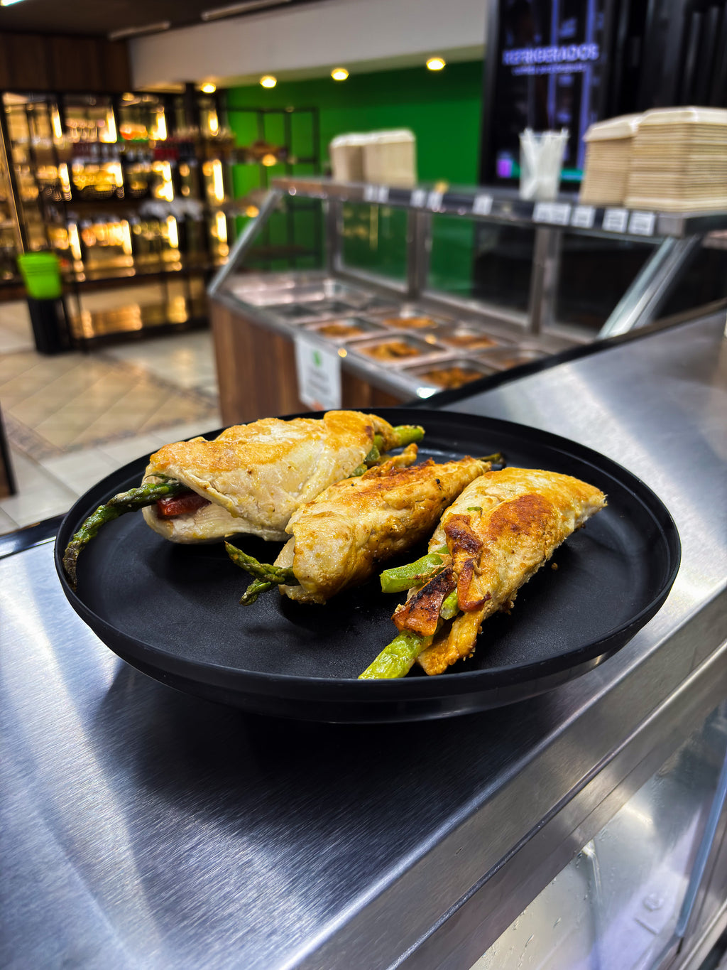 Milanesa de pollo parmesano con espárragos (Cocinado)